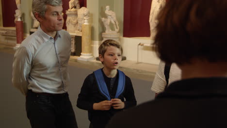 Schüler-Auf-Schulausflug-Zum-Museum-Mit-Reiseführer,-Aufgenommen-Auf-R3D