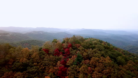 Extracción-Aérea-Colores-De-Otoño-Al-Sur-De-Roca-Que-Sopla-Nc,-Roca-Que-Sopla-Carolina-Del-Norte