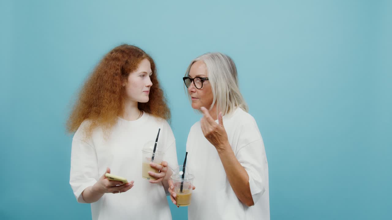 madre e hija tomando una selfie con café