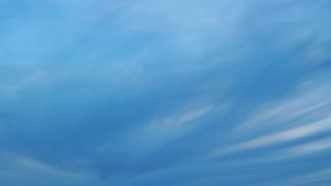lapso de tiempo de hermosas nubes escénicas que se mueven rápidamente después de la puesta de sol en la noche, plano general
