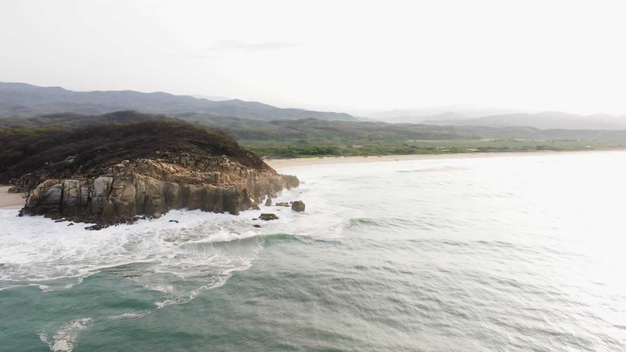 Orbita aerea panoramica verso sinistra verso un tramonto vivido e splendente su Puerto Escondido, Oaxaca, Messico.