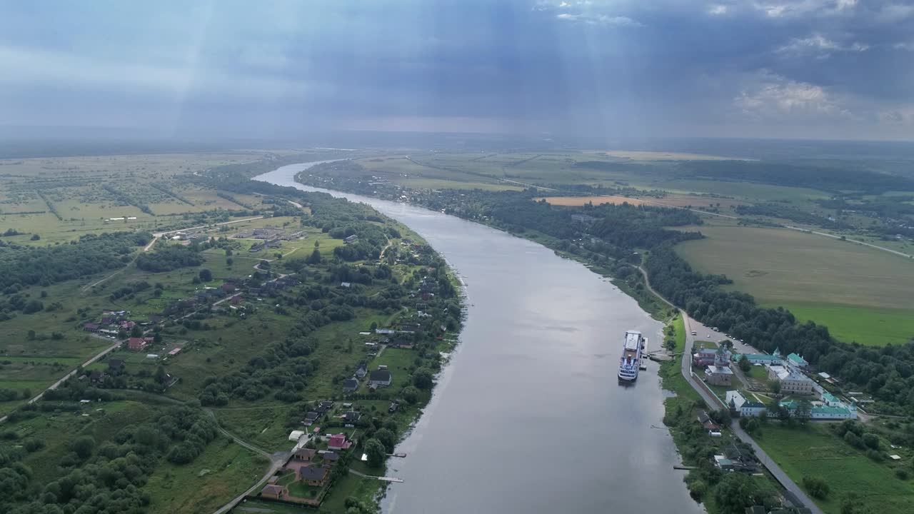 러시아 볼호프 강 위를 날아다니는 비행기
