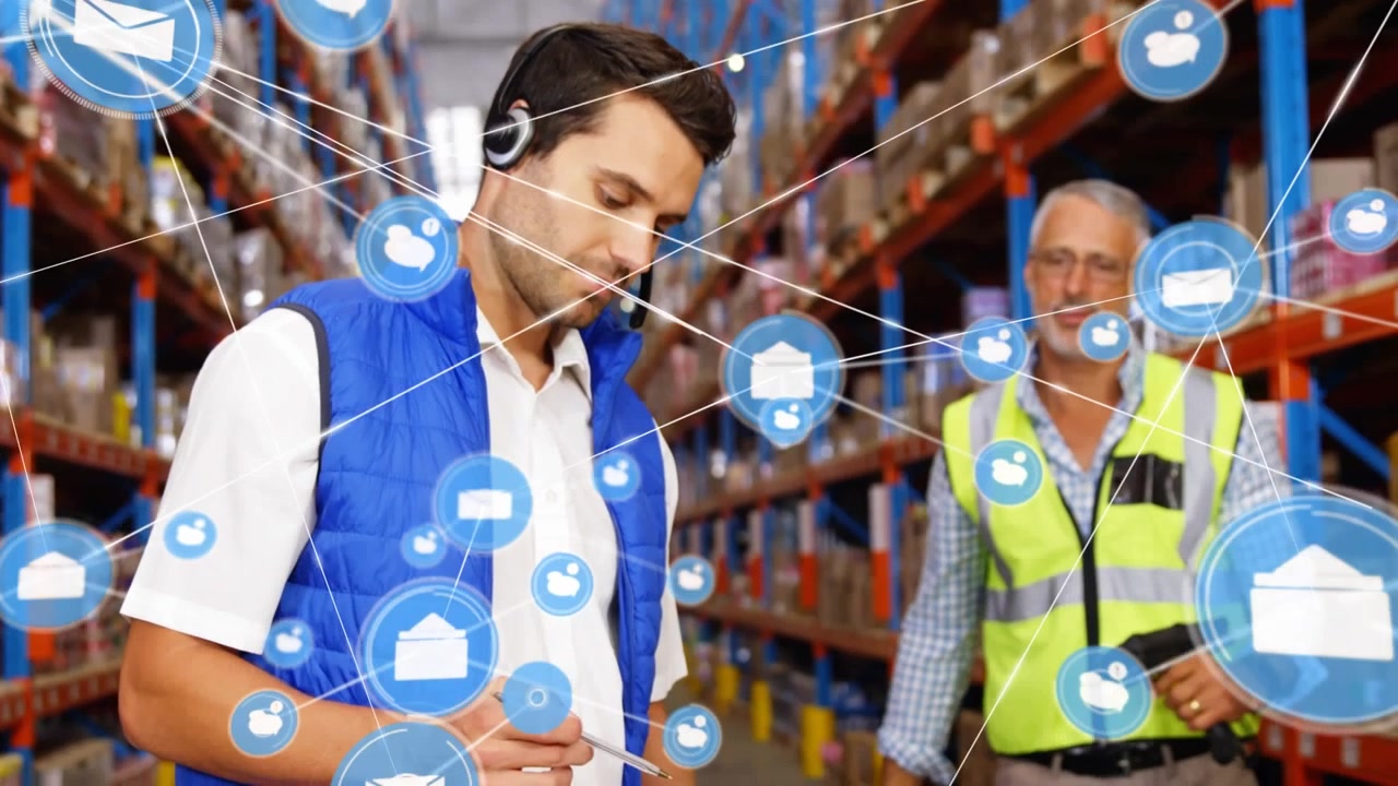 Animazione di rete di connessioni con icone su uomini di diverse etnie che lavorano in magazzino