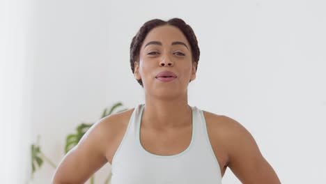 mujer tomando un descanso después del entrenamiento