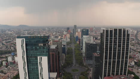 Vorwärts-Offenbart-Sich-Ein-Breiter,-Langer,-Gerader-Boulevard,-Der-Von-Hohen,-Modernen-Bürogebäuden-Umgeben-Ist.-Bewölkter-Himmel-Vor-Regen-Oder-Sturm.-Mexiko-Stadt,-Mexiko.