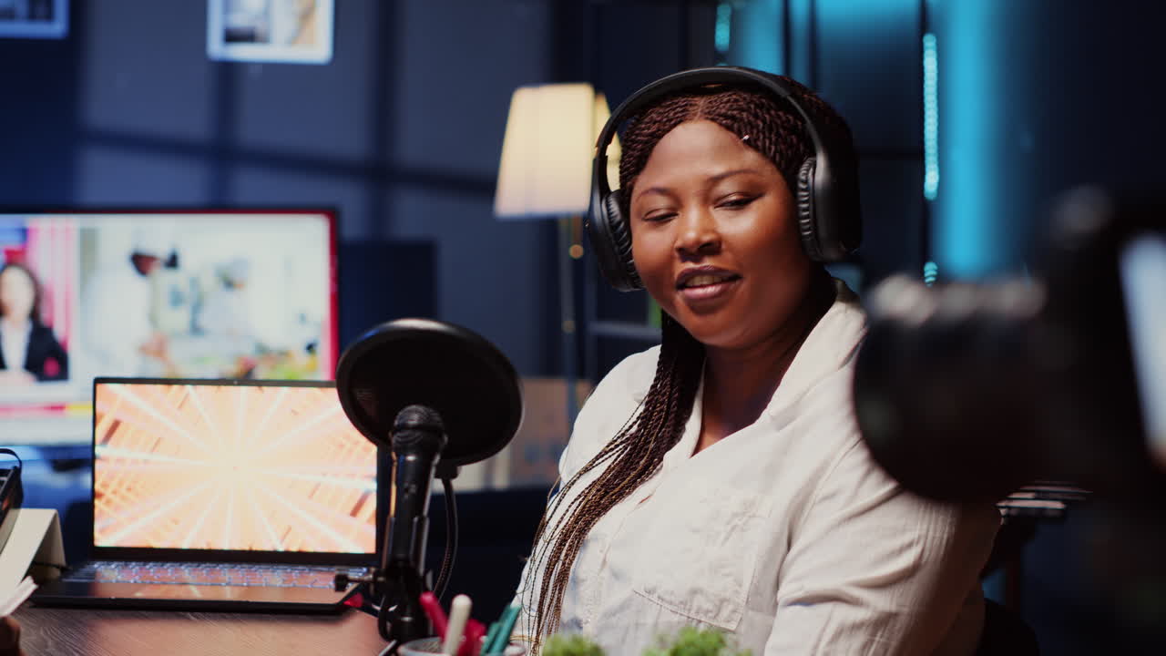 프로페셔널 카메라로 촬영하는 캐스트 시청자를 환영하는 진행자