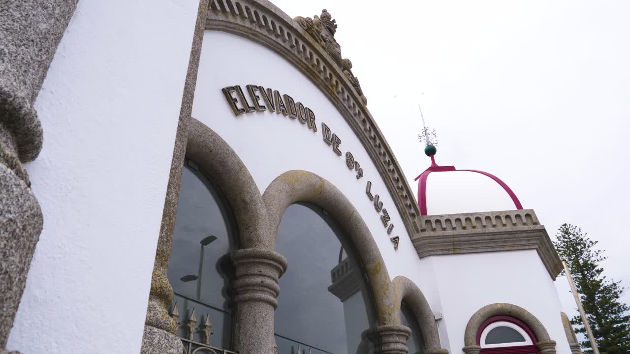 포르투갈의 비아나 도 카스텔로 시에 있는 산타 루지아 (santa luzia) 로 가는 파이니컬러의 입구 건물