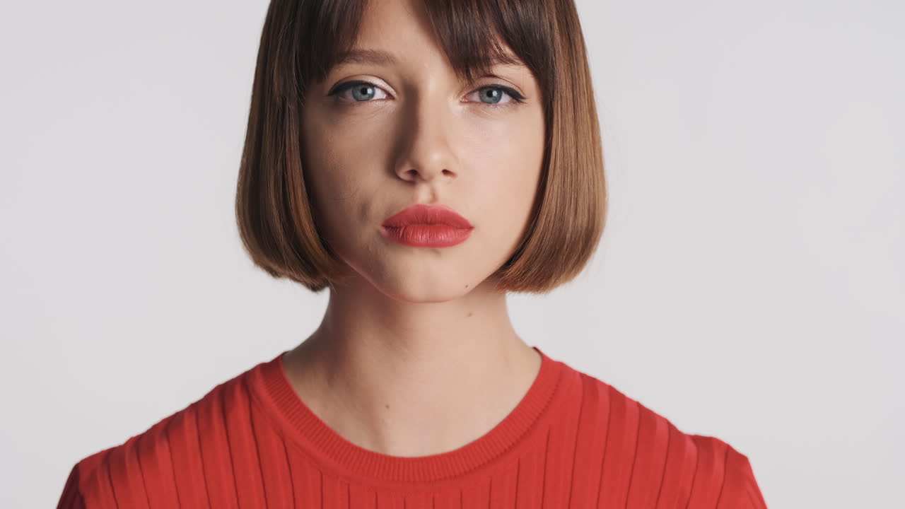 joven morena abriendo los ojos