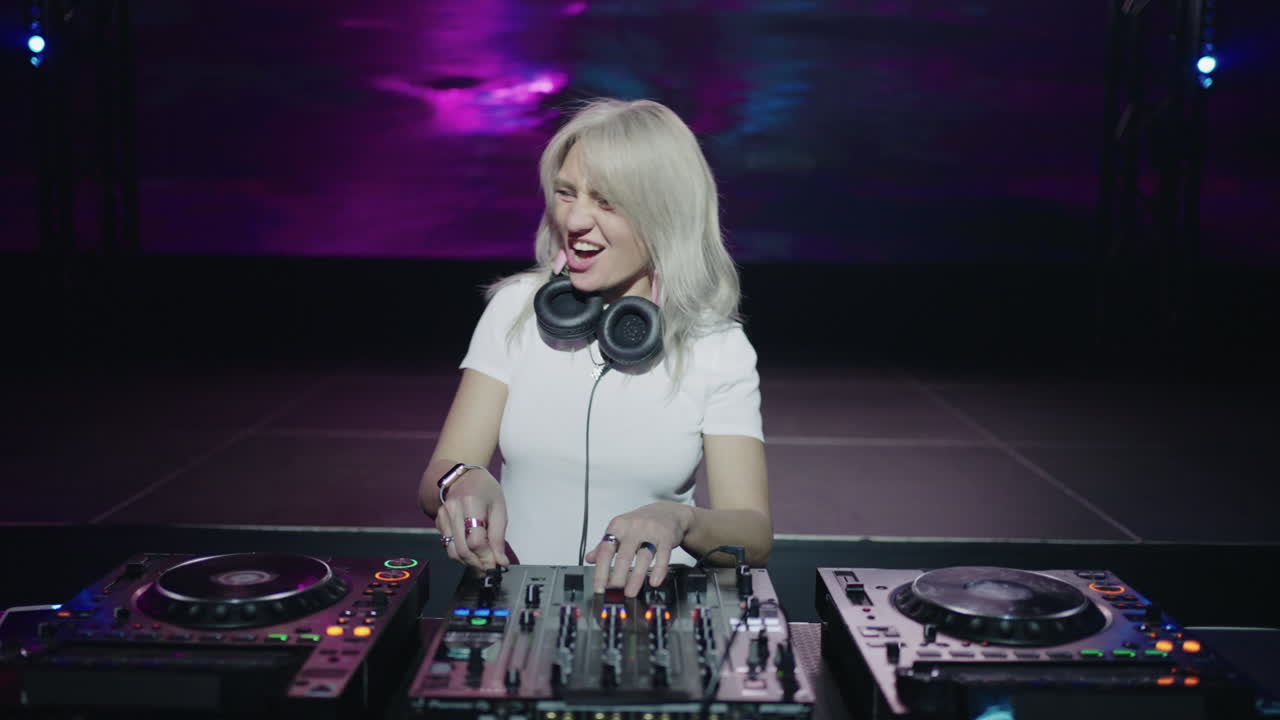 dj femenina actuando en un club nocturno