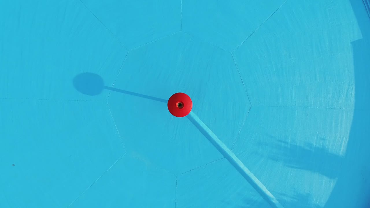 vista aérea de una piscina vacía con fondo azul.