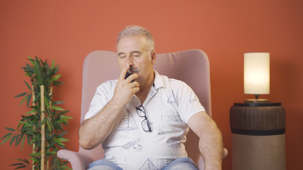 el anciano que se pone perfume y huele bien.