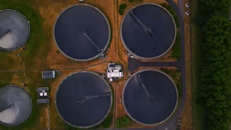 Toma-De-Drone-De-Una-Planta-De-Tratamiento-De-Aguas-Residuales-En-Kaunas,-Lituania.