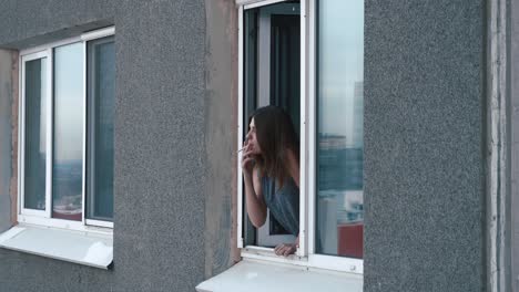 창밖을 바라보는 여자