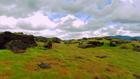 Black-Rocky-Green-Grass-Hills-Windy-Imágenes-Aéreas-De-Drones-En-Un-Día-Nublado-Que-Revela-Majestuosas-Montañas-En-La-Distancia-Cerca-De-La-Interestatal-15-En-El-Centro-De-Utah,-EE