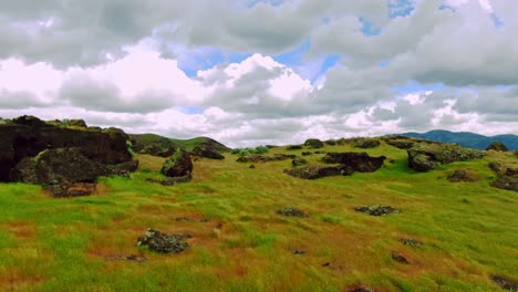 black rocky green grass hills windy imágenes aéreas de drones en un día nublado que revela majestuosas montañas en la distancia cerca de la interestatal 15 en el centro de utah, ee.uu.
