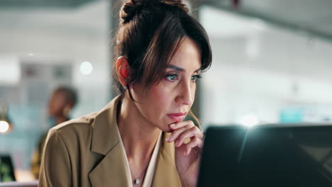 mujer de negocios trabajando en la computadora en la oficina