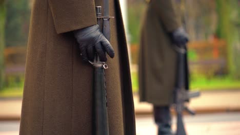 close up de los guardias con un rifle negro en la mano durante la ceremonia oficial