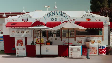 Lapso-De-Tiempo-Frente-A-Un-Puesto-De-Camión-De-Comida-De-Rollos-De-Canela-Y-Café