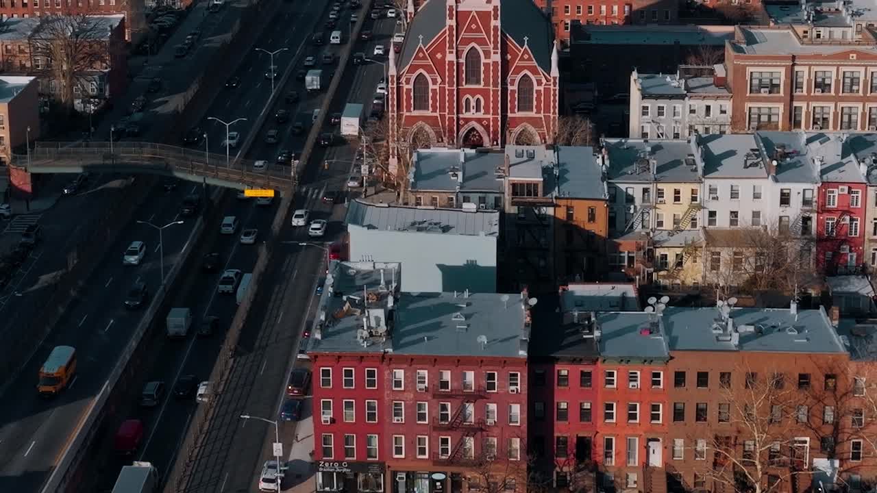 Vista di edifici e strade a New York City in una giornata di sole