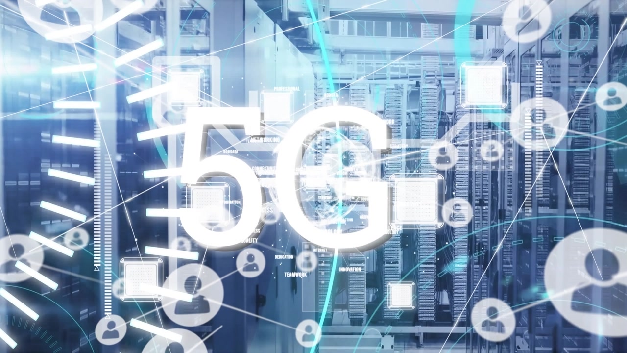 Animation d’un réseau de connexions avec des icônes et traitement de données dans une salle de serveurs