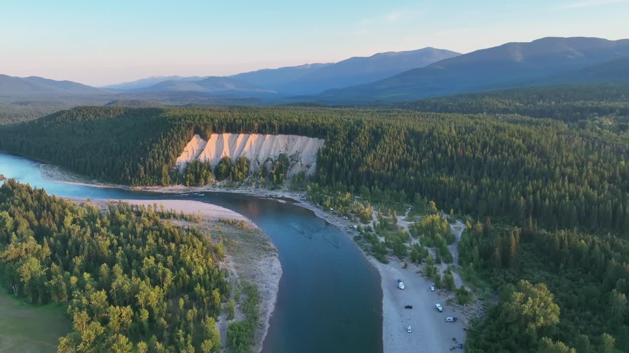 густые заросли на северной развилке реки флатхед с туристами на отдыхе в монтане, сша