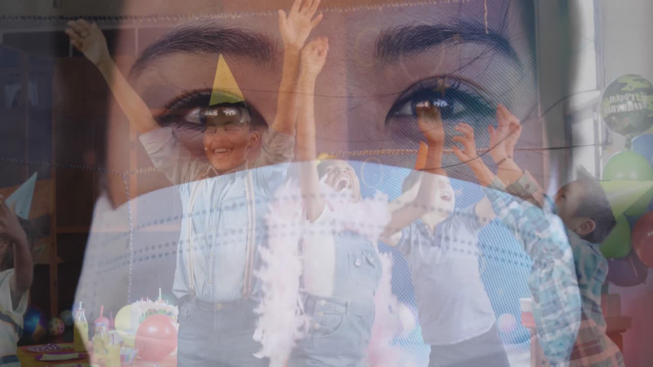 mujer con máscara facial contra niños lanzando globos en el aire