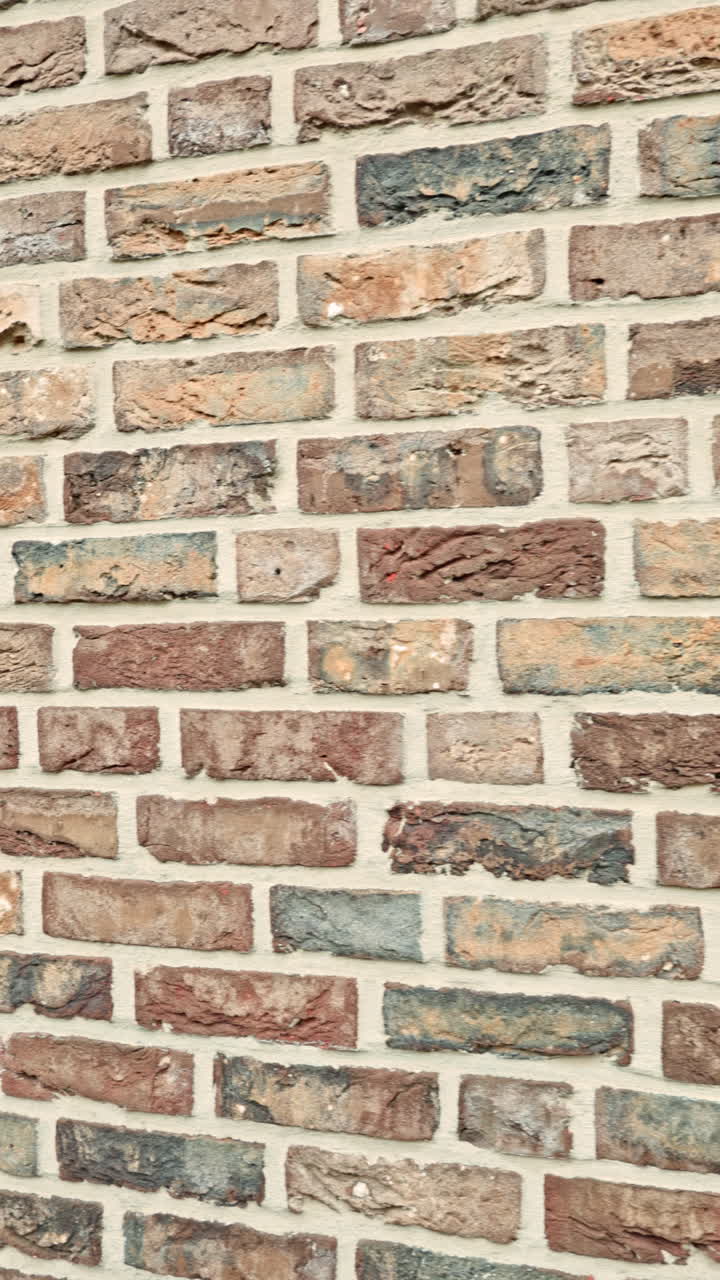 Dette fantastiske nærbildet fremhever en vakkert utformet, flerfarget murveggtekstur, som er perfekt for å inspirere arkitektoniske design og kreative prosjekter innenfor ulike designfelt