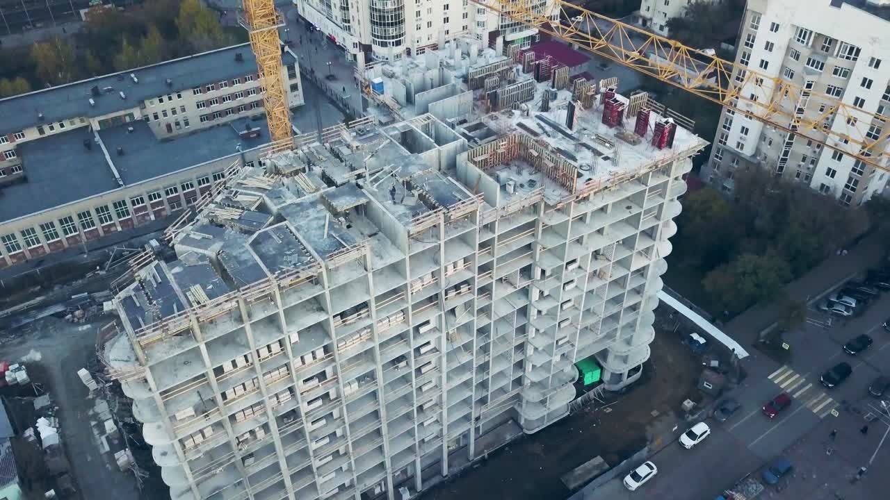 construcción de un edificio de apartamentos de varios pisos