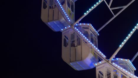 Spinning-cabins-of-ferris-wheel,-night-christmas-market,-Lisbon