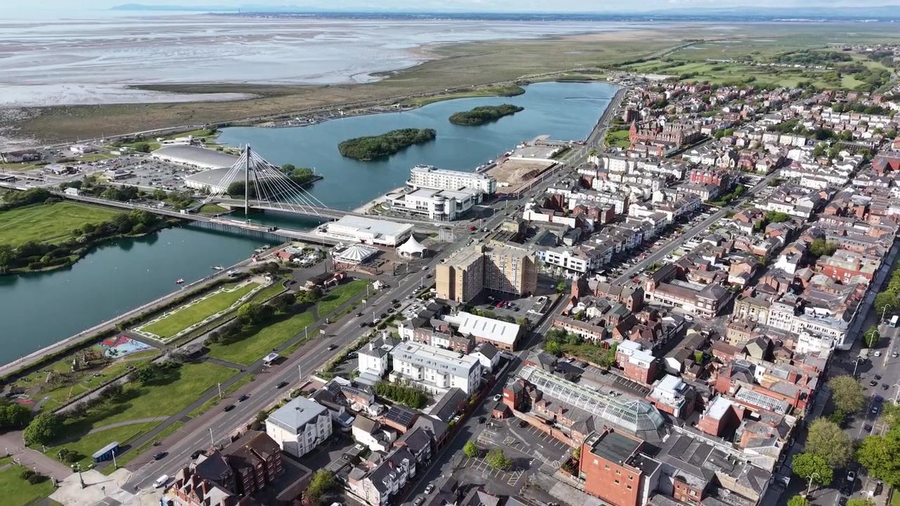 Kystbyen Southport, Merseyside, UK, set fra luften med drone.