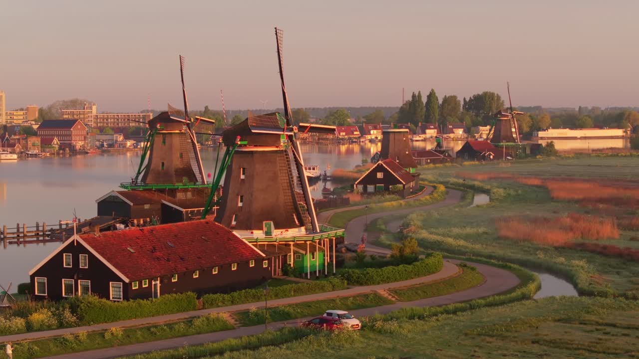 Immagine aerea di mulini a vento classici e accoglienti abitazioni nella nebbia, Zaanse Schans