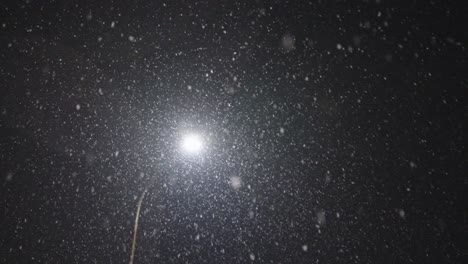 Cámara-Lenta-Estática-Durante-Una-Nevada-En-Una-Ciudad-Por-La-Noche-Apuntando-A-Una-Farola