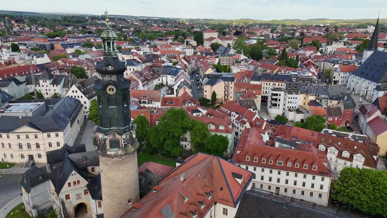 Drone che sorvola una torre svelando tetti e il panorama del centro storico