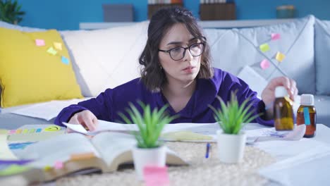 deprimida, infeliz y confundida, joven pensativa.
