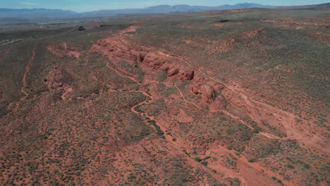 vista aérea del desierto de utah, rocas de la iglesia formaciones de arenisca roja cerca del huracán usa y la autopista i-15, revelando disparos de drones
