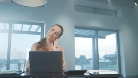 Mujer-De-Negocios-Tratando-De-Relajarse-En-Una-Casa-Privada.-Mujer-Cansada-Relajándose-Después-Del-Trabajo