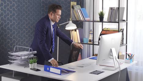 hombre de negocios recibiendo malas noticias y mirando a la computadora con conmoción y tristeza.