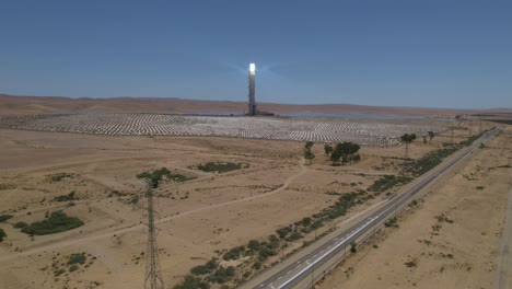 Toma-Aérea-Frente-A-La-Energía-Solar-Concentrada-En-Un-Desierto-Desolado-Cerca-De-Una-Carretera