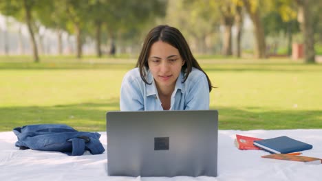 Indisches-Mädchen,-Das-Im-Park-An-Einem-Laptop-Arbeitet