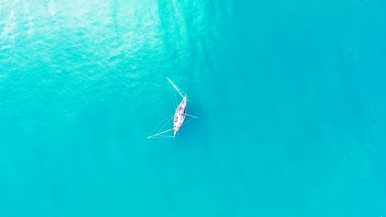 barco de pesca con redes colgando sobre tranquilas aguas turquesas de la laguna cerca de la costa de la isla tropical en vietnam, espacio de copia