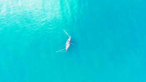 barco de pesca con redes colgando sobre tranquilas aguas turquesas de la laguna cerca de la costa de la isla tropical en vietnam, espacio de copia