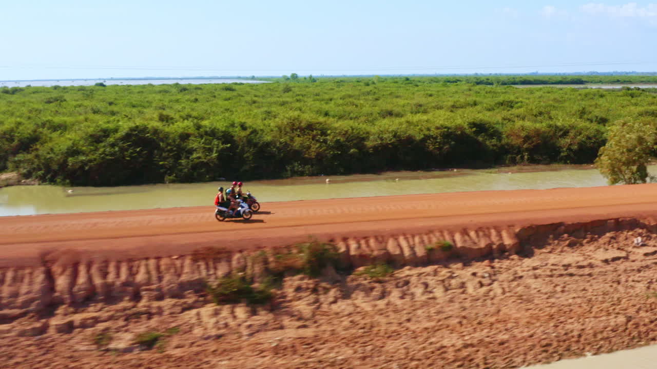 Inseguimento aereo, turisti avventurosi che guidano motociclette in Cambogia