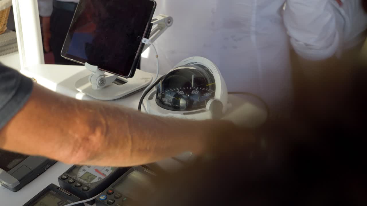 capitán manejando el velero catamarán mientras tienen una fiesta de bodas