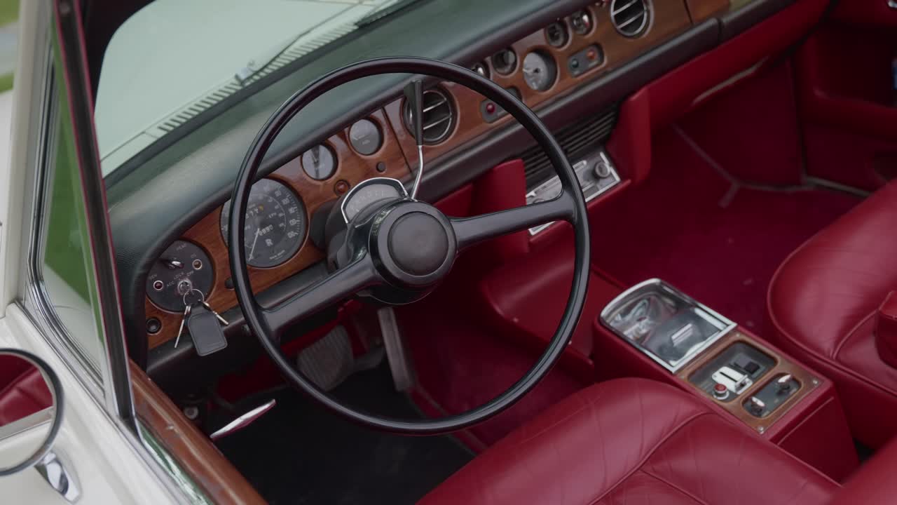 나무 대시보드 디테일이 있는 클래식한 빨간색 가죽 자동차 내부