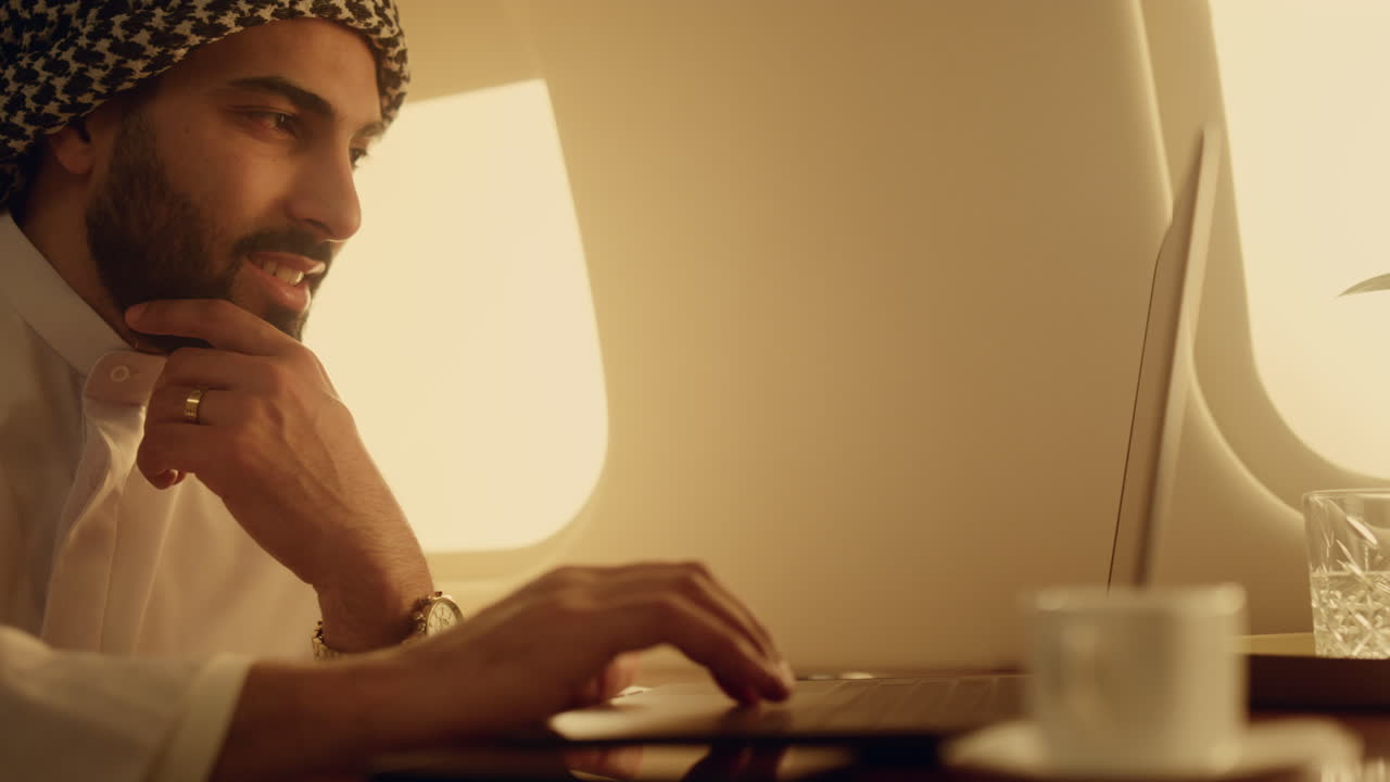 비행기 창에서 노트북을 검색하는 생각하는 사람. 성공적인 아라비아 터치 패드