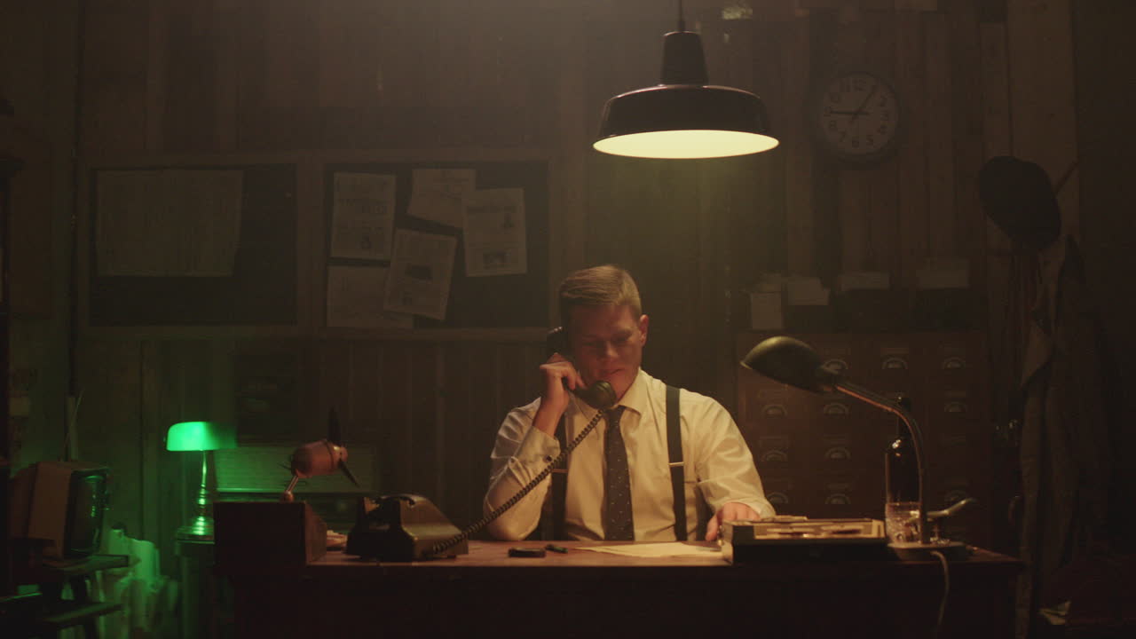 작업 중인 빈티지 탐정