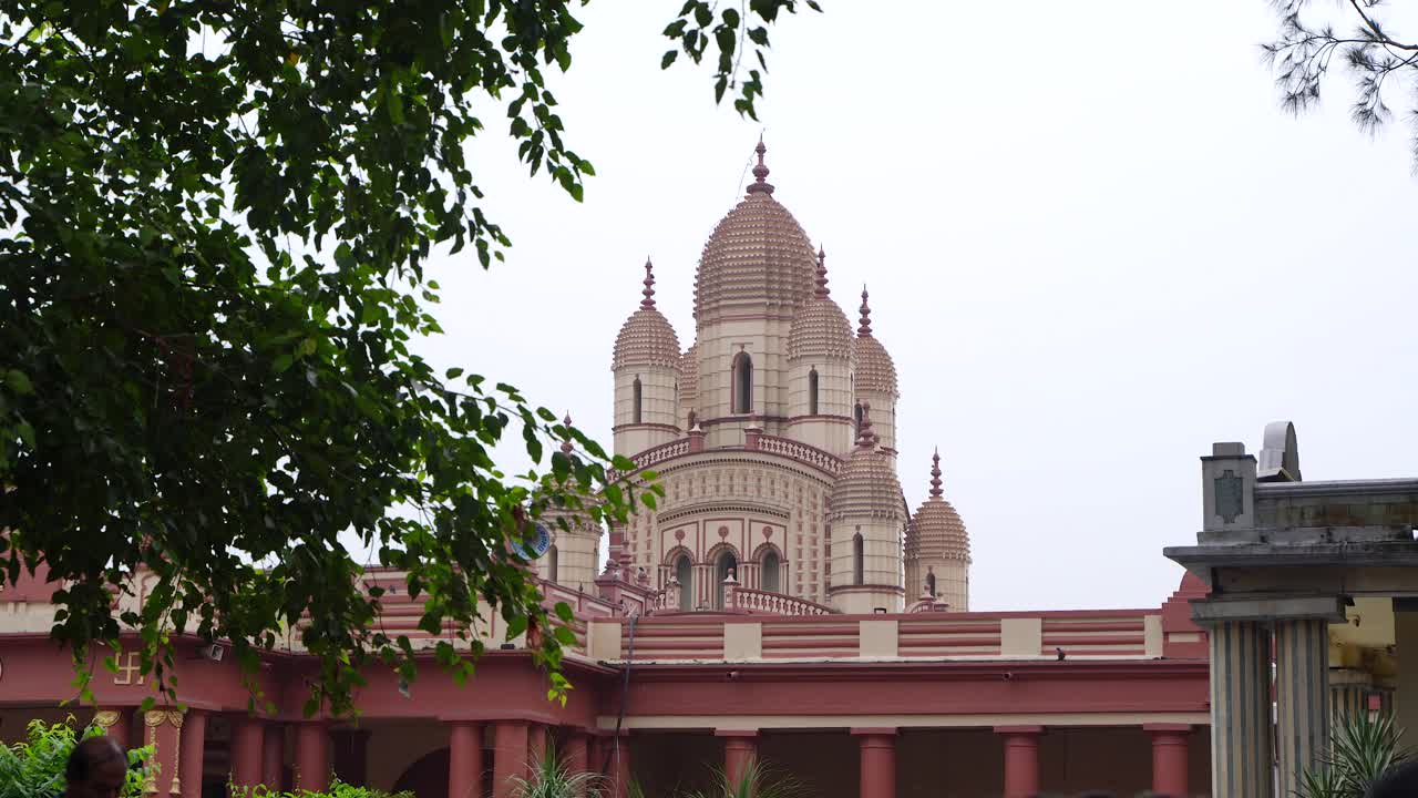 On the eve of Durga Puja, Hindus gather at Ganges for bathing and tarpan on Mahalaya day.