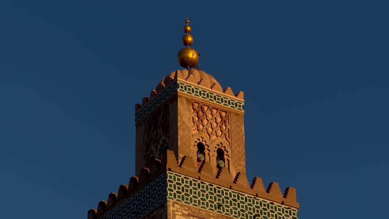 Tolle Nahaufnahme des Koutoubia-Moschee-Minaretts bei Sonnenuntergang in der goldenen Stunde, Marrakesch, Marokko