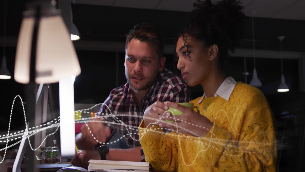 animación de líneas sobre diversos colegas discutiendo el trabajo en la oficina