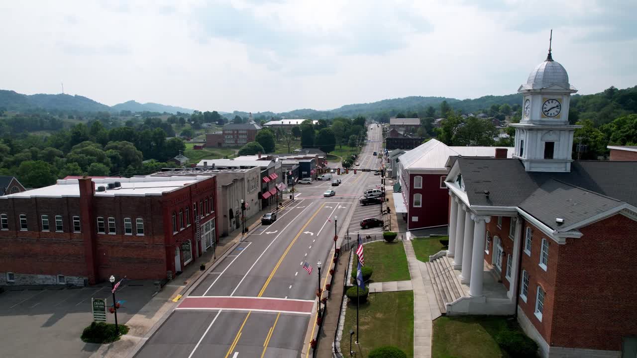 Langsom luftoptagelse forbi Russell County Courthouse i Lebanon, Virginia, amerikansk lilleby